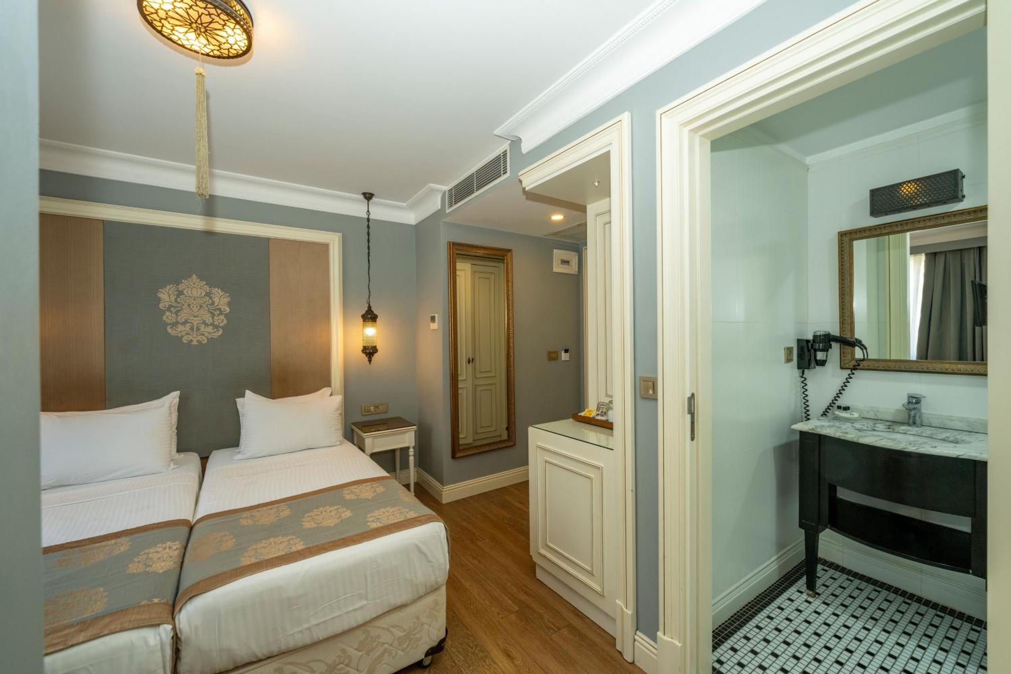 Raymond Blue Hotel Istanbul Bagian luar foto